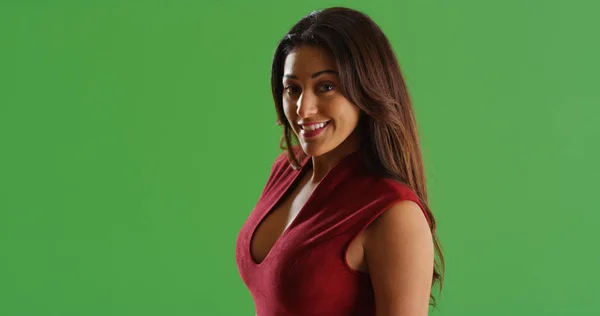 Portrét Krásné Latina Ženy Červených Šatech Usmívá Fotoaparát Zelené Obrazovky — Stock fotografie