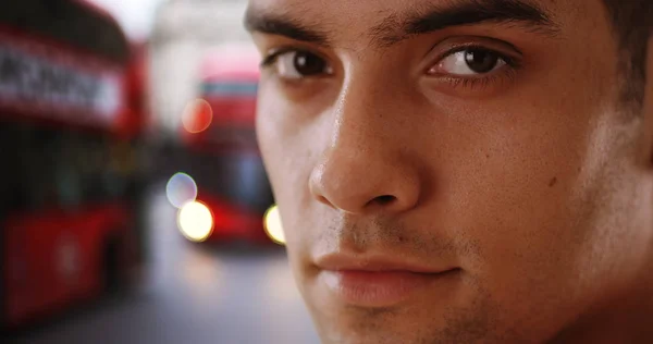 Feliz Atraente Turista Latino Rua Londres Com Ônibus Vermelhos — Fotografia de Stock