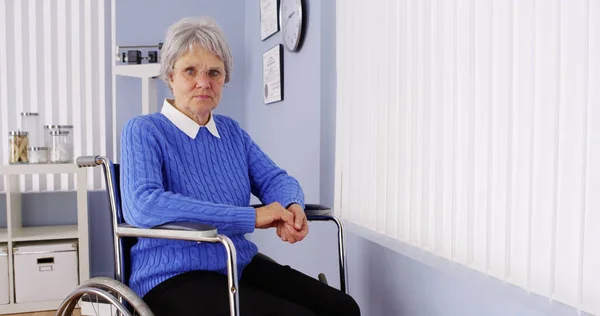 Mulher Idosa Com Deficiência Sentada Cadeira Rodas — Fotografia de Stock