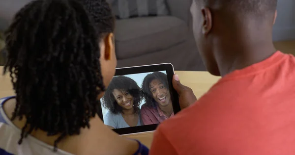 Jonge Zwarte Paar Praten Met Vrienden Tablet Computer Video Chat — Stockfoto