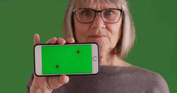 Detailní Záběr Staré Dámy Ukazující Zelený Displej Telefonu Fotoaparát Zelené — Stock fotografie