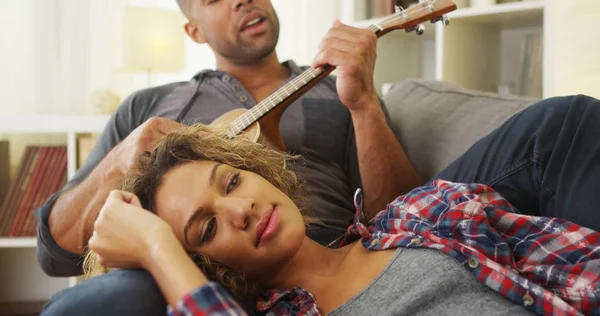 Namorada Negra Gostando Ser Serenata Pelo Namorado — Fotografia de Stock