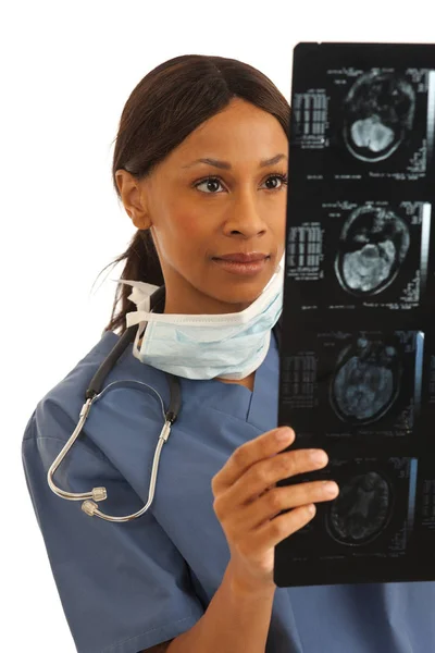 Professionella Kvinnliga Afrikanska Läkare Undersöka Scan Hjärnan Patienter — Stockfoto