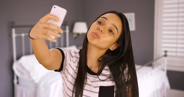 Söt Tonåring Tar Selfie Hennes Sovrum Med Ankan Ansikte — Stockfoto
