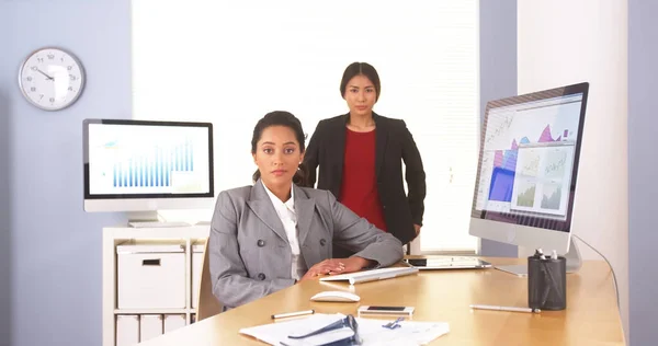 Multi Etnische Vrouwelijke Ondernemers Zitten Kantoor — Stockfoto
