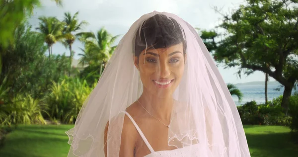 Errötende Braut John Island Posiert Für Porträt Glücklich Und Lächelnd — Stockfoto