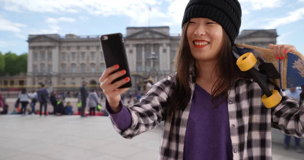 Śliczny Skater Tysiąclecia Przy Użyciu Technologii Zrobić Selfie Londynie — Zdjęcie stockowe