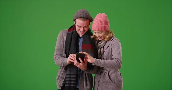 Молода Пара Або Друзі Зимовому Одязі Використовують Телефон Разом Зеленому — стокове фото