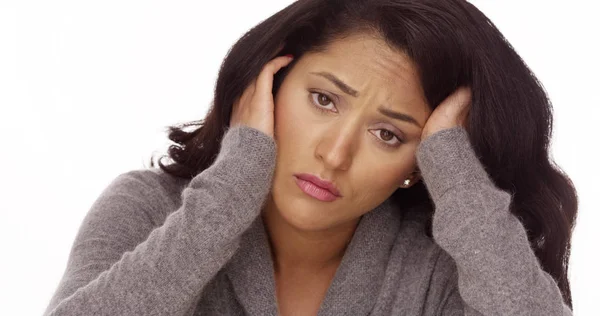 Hispanische Frau Mit Angst Auf Weißem Hintergrund — Stockfoto