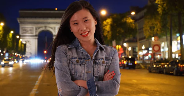 Kinesisk Kvinna Jeansjacka Med Armar Korsade Samtidigt Semester Paris — Stockfoto