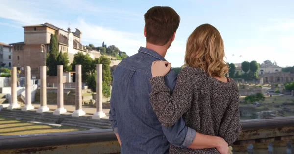 Vista Trasera Joven Pareja Casada Mirando Hacia Foro Romano — Foto de Stock