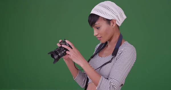 Kobieta Patrząc Zdjęcie Tylko Wzięła Jej Kamery Zielony Ekran — Zdjęcie stockowe