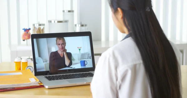 Cinese Medico Video Chat Con Anziani Paziente — Foto Stock