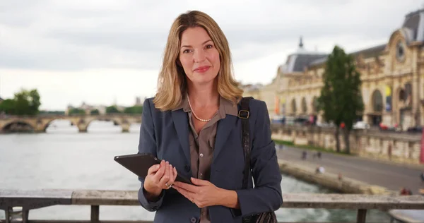 Lächelndes Porträt Einer Pariser Geschäftsfrau Mit Touchpad — Stockfoto