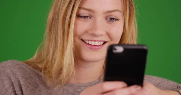 Close Van Schattige Lachende Blonde Vrouw Texting Smartphone Groen Scherm — Stockfoto