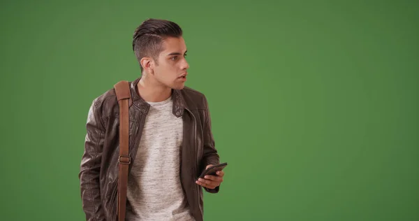 Millennial Latino Uomo Posizione Navigazione Con Telefono Sullo Schermo Verde — Foto Stock