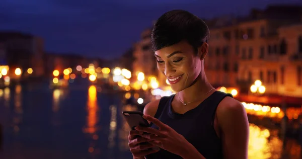 Красивая Черная Женщина Путешествует Венеции Италия Читает Свои Телефонные Сообщения — стоковое фото