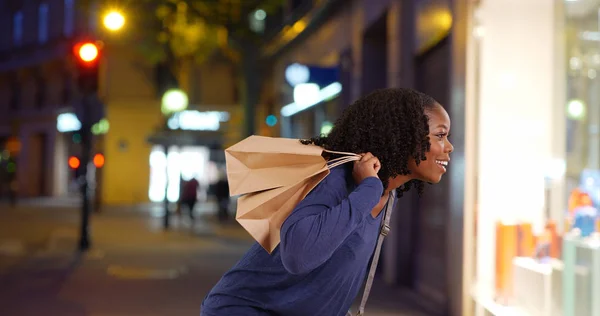 Schattig Zwarte Vrouw Kijkt Raamdisplay Parijs Glimlachen — Stockfoto