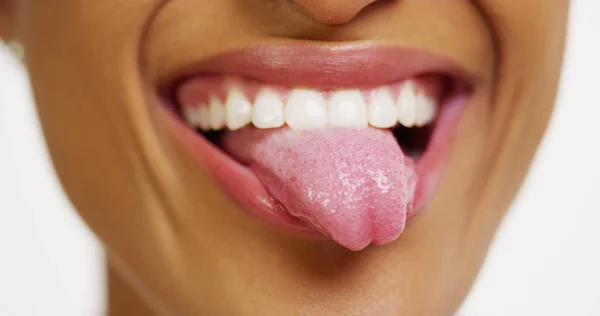 Close Mulher Africana Com Dentes Brancos Sorrindo Furando Língua Para — Fotografia de Stock