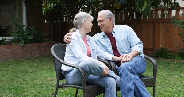 Casal Idosos Sentado Conversando Quintal Casa — Fotografia de Stock