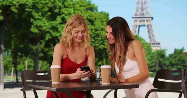Mujeres Jóvenes Juntas Mesa Miran Teléfono Inteligente Cerca Torre Eiffel — Foto de Stock