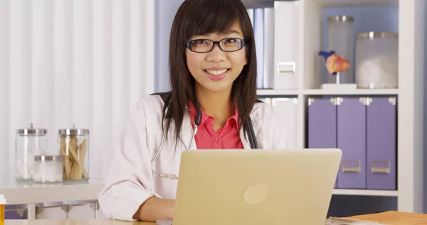 Asiatischer Arzt Arbeitet Laptop — Stockfoto