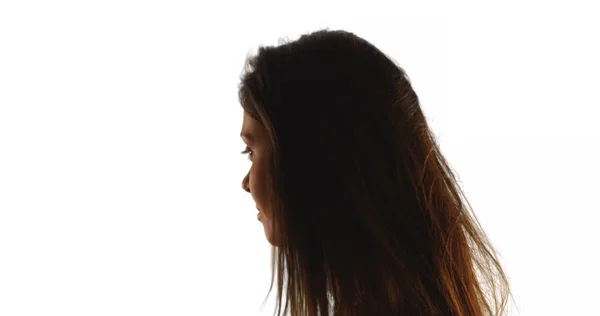 風に吹かれて髪に白い背景の物思いにふける白人女性のシルエット — ストック写真