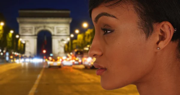 Arc Triomphe Paris Yakınındaki Çekici Siyah Kadın Profili — Stok fotoğraf