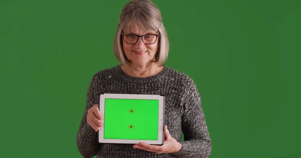 Reife Weibliche Halteauflage Mit Green Screen Anzeige Auf Grünem Bildschirm — Stockfoto