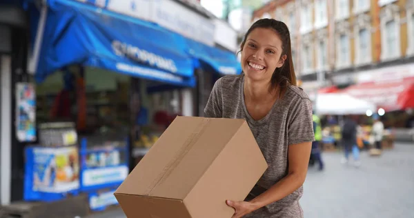 Joyeux Jeune Femme Debout Dans Rue Avec Boîte Carton Souriant — Photo