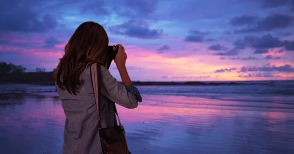 Mujer Tomando Fotos Del Océano Atardecer —  Fotos de Stock
