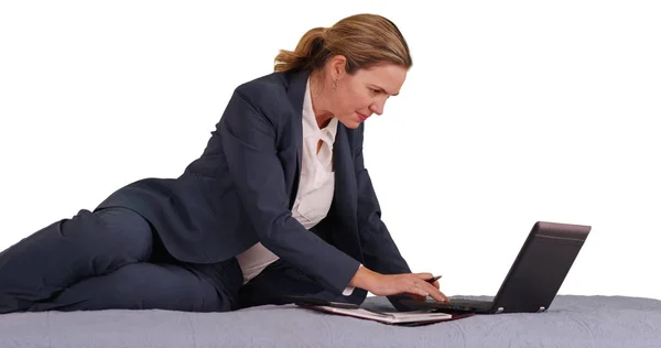 Γυναίκα Επαγγελματίας Επαγγελματικό Κοστούμι Που Εργάζονται Για Laptop Και Smartphone — Φωτογραφία Αρχείου