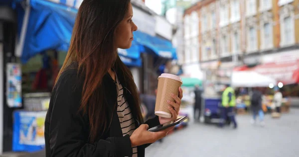 Hipster Mädchen Bomberjacke Textet Mit Handy Londons Nachbarschaft — Stockfoto