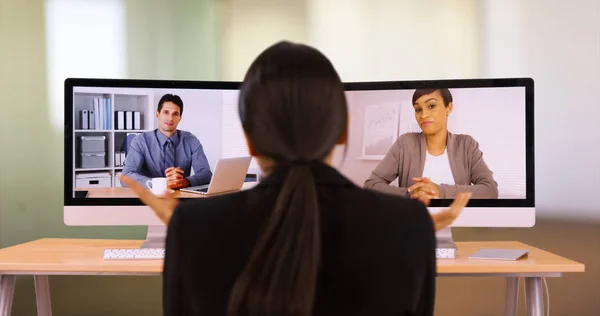 Young Businesswoman Video Chats Her Workers — Stock Photo, Image