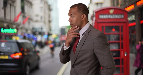 Mladý Černý Podnikatel Cestující Londýně Pohled Celém Městě — Stock fotografie