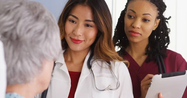 Mulher Japonesa Médico Enfermeiro Conversando Com Paciente Idoso Cama — Fotografia de Stock