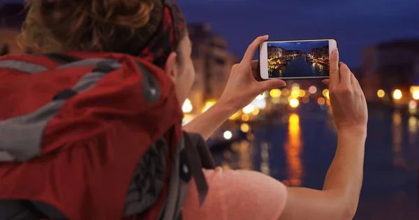 Mujer Blanca Aventurera Filmando Vídeo Gran Canal Venecia Con Teléfono —  Fotos de Stock