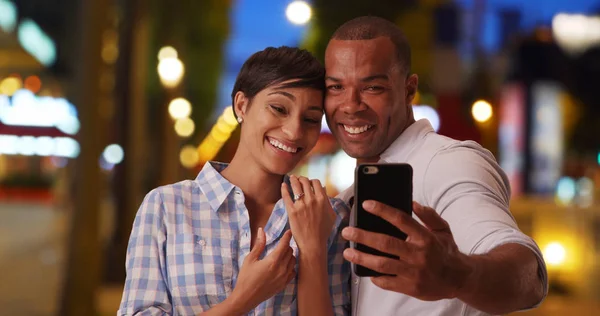 快乐的非洲裔美国人夫妇通过视频聊天宣布最近的订婚 — 图库照片