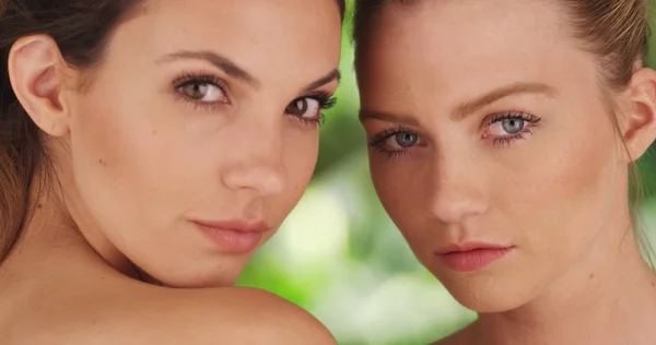 Primer Plano Par Mujeres Blancas Mirando Íntimamente Sobre Fondo Verde —  Fotos de Stock