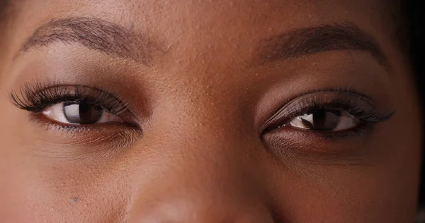 Close Olhos Bonitos Fêmea Negra Olhando Para Câmera Tela Verde — Fotografia de Stock