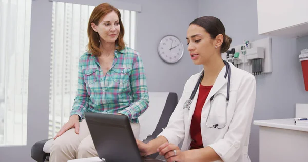 Close Mid Aged Patient Discussing Young Female Doctor Health Issues — Stock Photo, Image