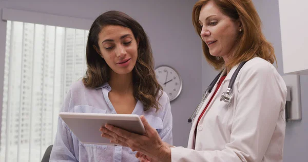 Spaanse Vrouw Die Gelukkig Lachend Zien Positieve Test Resultaten Tablet — Stockfoto