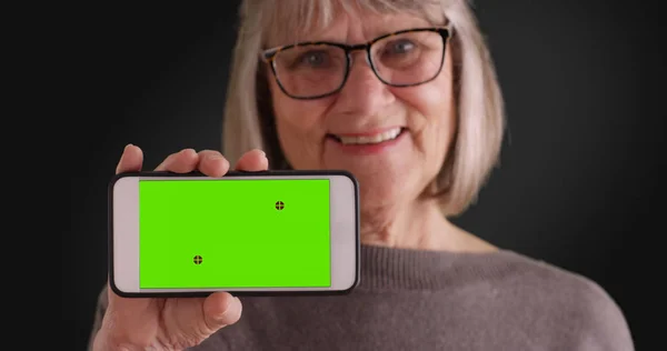 Kaukasische Dame Auf Grauem Hintergrund Hält Telefon Mit Grünem Bildschirm — Stockfoto