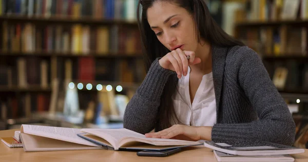 Attraktiva Latina Kvinnliga Studier För Slutprov Biblioteket — Stockfoto