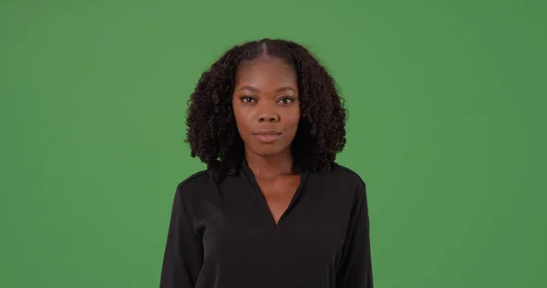 Casual Afro Americano Feminino Olhando Para Câmera Tela Verde — Fotografia de Stock