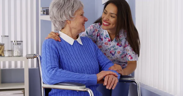 Mujer Mayor Feliz Con Amable Cuidador Mexicano —  Fotos de Stock