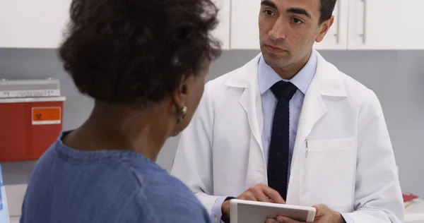 Jeune Médecin Attrayant Parlant Problèmes Santé Une Vieille Africaine — Photo