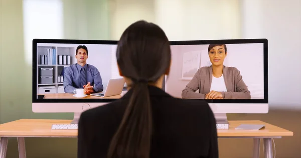 Ung Affärskvinna Video Chattar Med Sin Medarbetare — Stockfoto