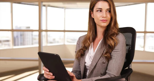 Empresaria Trabajadora Años Usando Tableta Trabajo — Foto de Stock