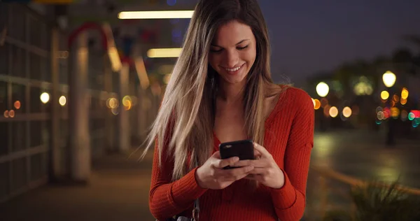 Kaukasische Meisje Haar 20S Gelukkig Texting Telefoon Staande Stoep Bij — Stockfoto